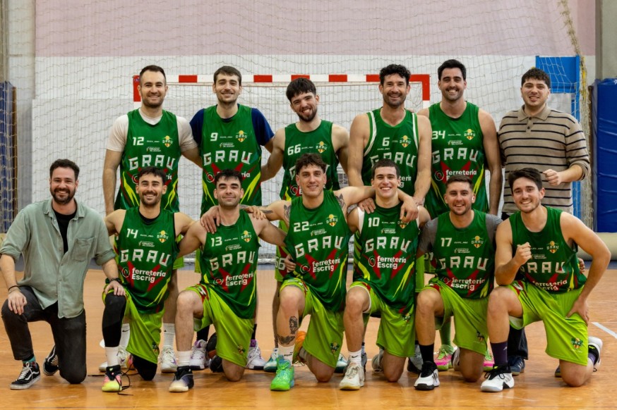 Foto de equipo del senior del CE Grau Castelló en el pabellón