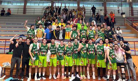 Plantilla y afición del CE Grau posando juntas en la grada tras un partido