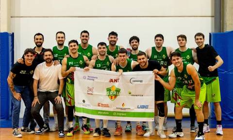 El equipo senior celebrando una victoria con la pancarta de patrocinadores del club