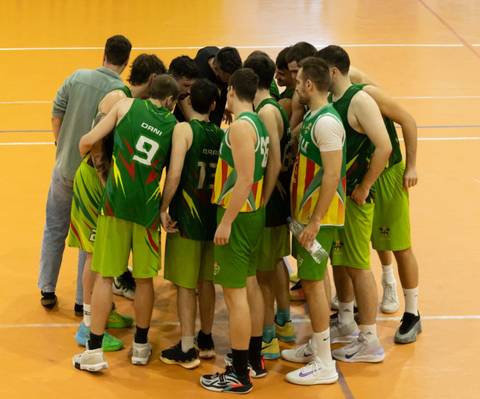 Piña del equipo en el centro de la pista antes de un partido